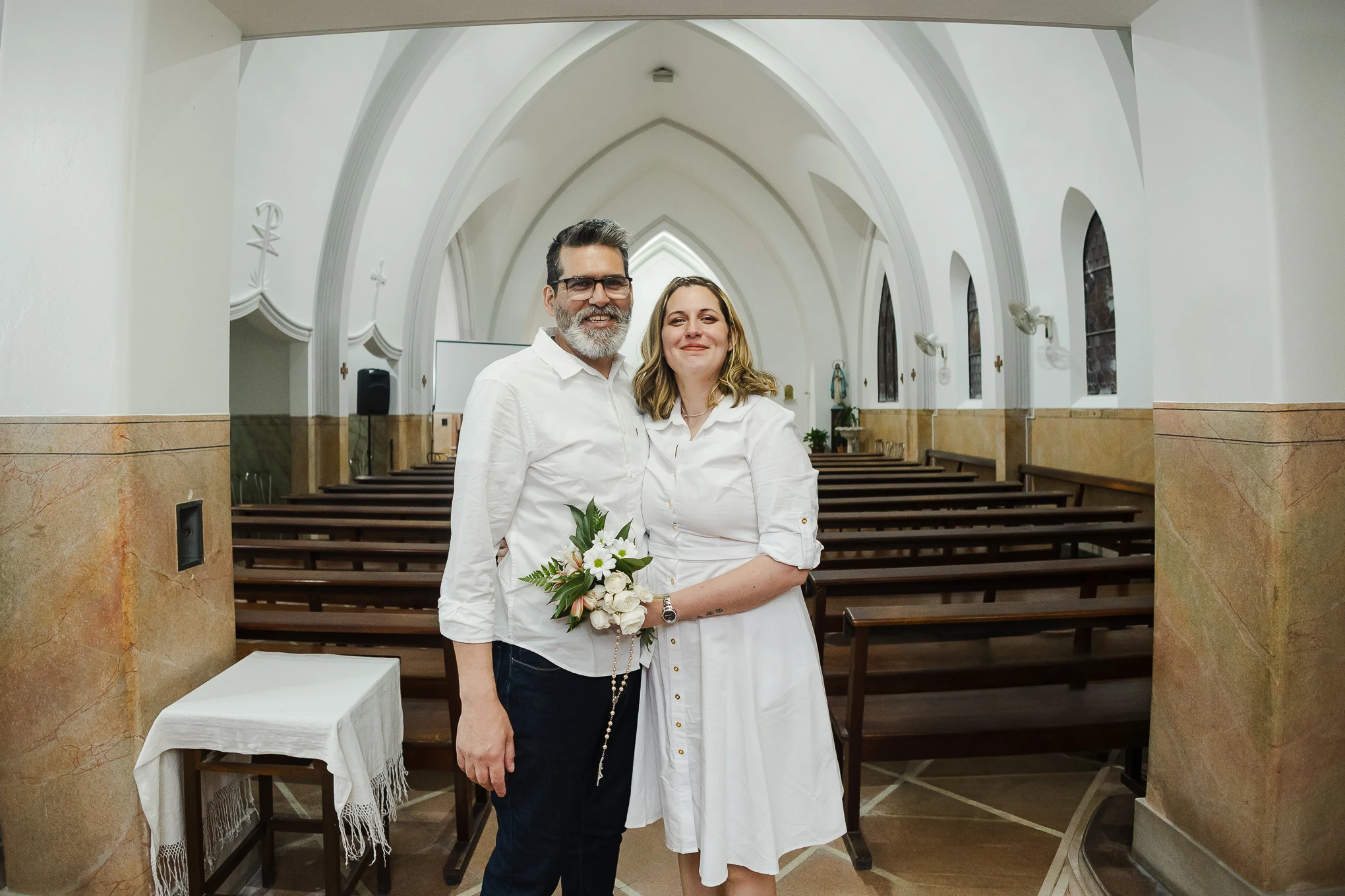 Luna y Pedro en la iglesia el día de su boda